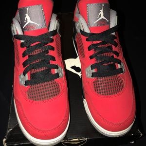 Retro Jordan toro 4